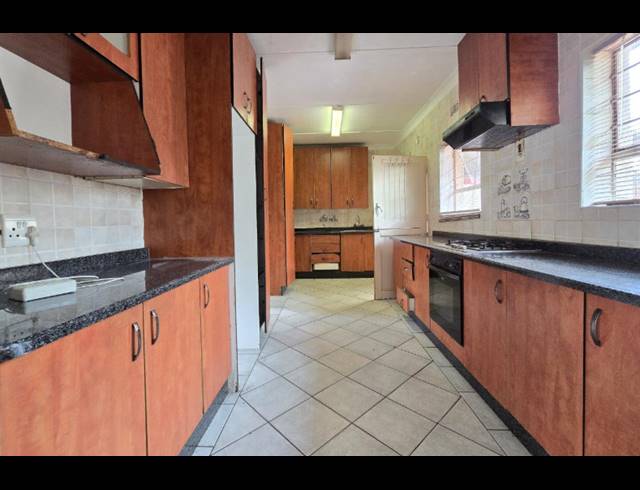 3 BEDROOM FREEHOLD FOR SALE IN RIDGEWAY